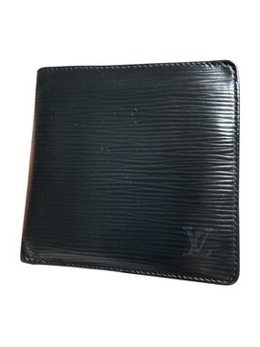 ✨$775 Men’s Louis Vuitton Black Taiga Leather Bifold Wallet